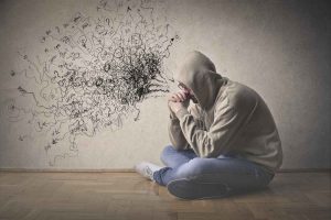 Rappresentazione del cervello umano che evidenzia il focus sugli stimoli negativi, legato al concetto di bias della negatività.