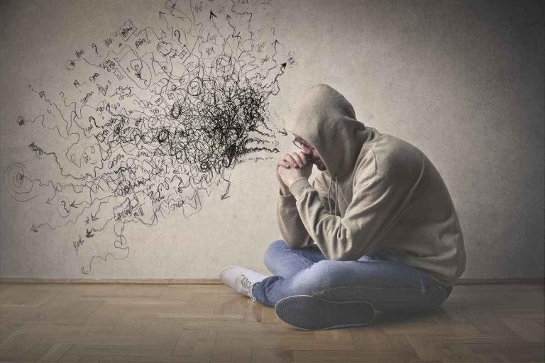 Rappresentazione del cervello umano che evidenzia il focus sugli stimoli negativi, legato al concetto di bias della negatività.