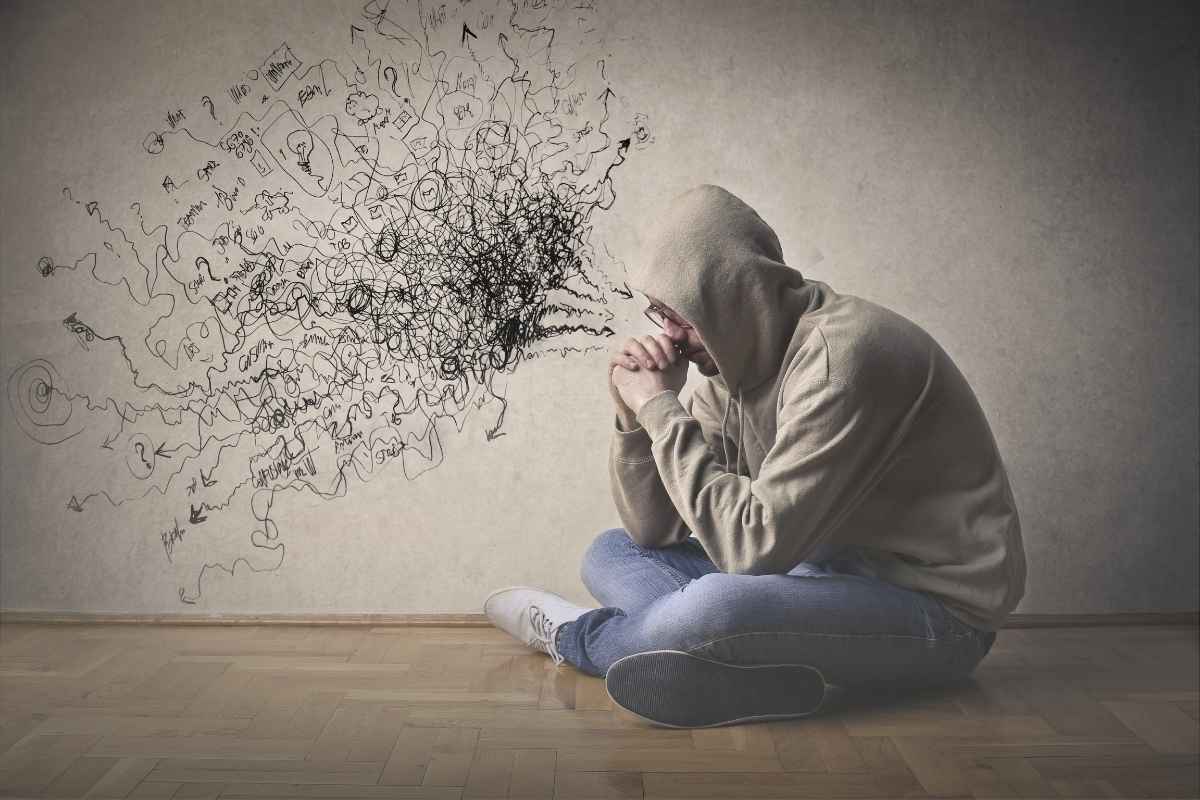 Rappresentazione del cervello umano che evidenzia il focus sugli stimoli negativi, legato al concetto di bias della negatività.